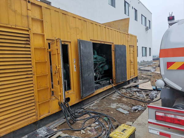 遂宁如何在发电机出租合同中约定设备的维修和保养责任？